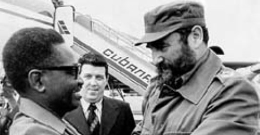 Agostinho Neto junto al dictador Fidel Castro