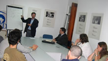 Gabriel Zanotti durante la conferencia en la sede de CADAL
