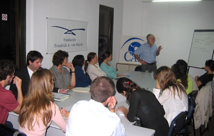 Carlos Sabino durante su exposición en la sede de CADAL