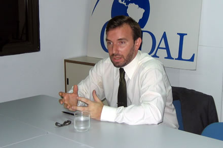 Fabián Calle durante su exposición en la sede de CADAL