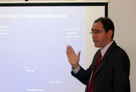 Pedro Isern Munn durante su exposición en la sede de CADAL