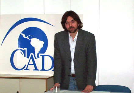 Carlos Gervasoni durante su exposición en la sede de CADAL