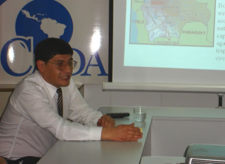 Alejandro Mercado durante su exposición en la sede de CADAL