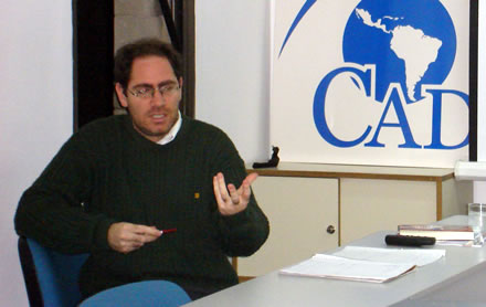 Pedro Isern Munn durante su exposición en la sede de CADAL