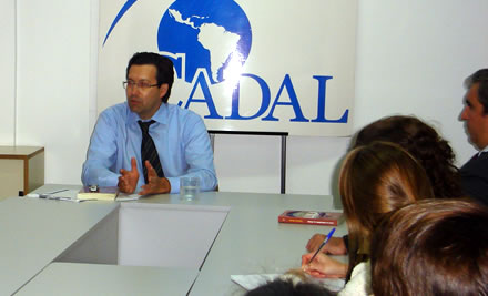 Fredo Arias King durante su exposición en la sede de CADAL