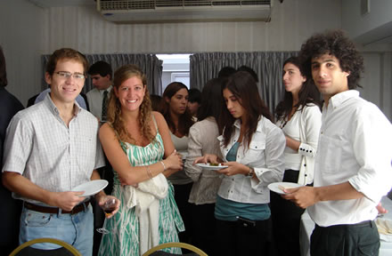 Algunos participantes del Ciclo de Actualidad Regional 2007 durante un intervalo. Los asistentes son estudiantes y recin graduados de diferentes universidades provenientes de las carreras de Ciencia Poltica, Relaciones Internacionales, Periodismo y Economa.