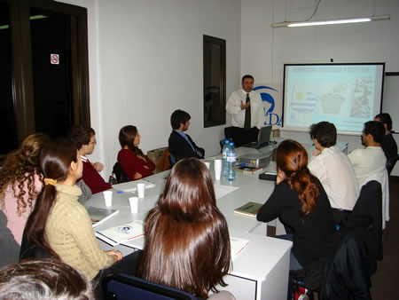 Nelson Fernndez durante el seminario ''El sistema poltico uruguayo'' del Ciclo de Actualidad Regional 2007