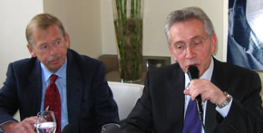 Marcos Aguinis junto a Vaclav Havel en Praga