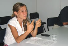 Mercedes Llano durante su exposición en la sede de CADAL