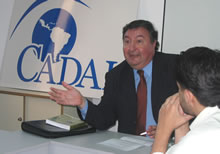 Ricardo Manuel Rojas durante su presentación en la sede de CADAL