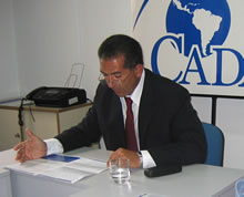 El Dr. Roberto Qui�ones Molina durante su presentaci�n en la sede de CADAL