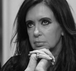 La madeja del relato se hace cada vez m�s intrincada y aleja a la presidenta de lo que pasa en la calle