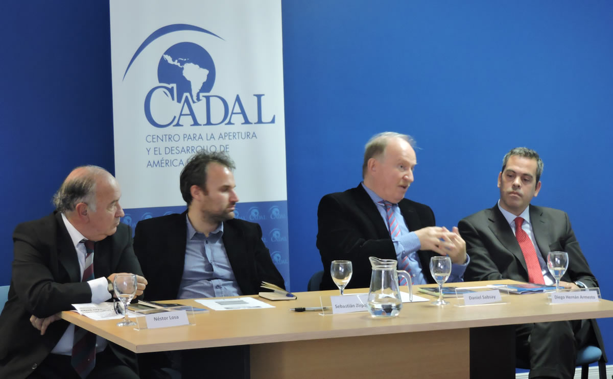 Daniel Sabsay comentó dos de los capítulos del libro «Desafíos para el Fortalecimiento Democrático en la Argentina»