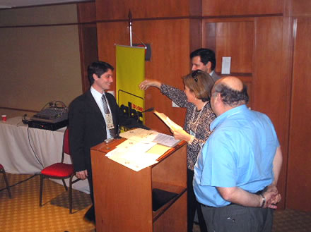 Alfredo Jaeggli, Evento Elena Murdoch y Hugo Vera, le entregan un reconocimiento al Director de Programas de CADAL por su participación.