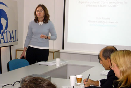 Sybil Rhodes durante su exposición en la sede de CADAL