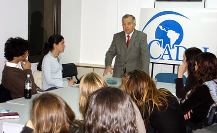 José Ignacio García Hamilton durante su exposición en la sede de CADAL