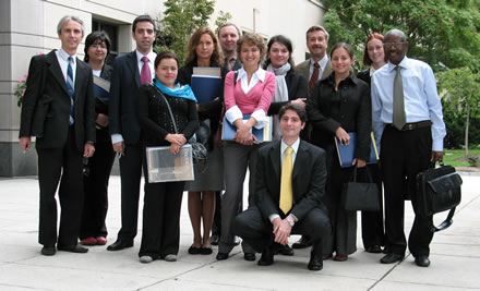 Hernán Alberro, agachado, junto a los participantes del Workshop