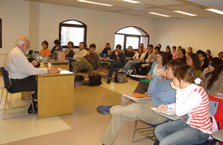 El economista Juan Carlos de Pablo durante el dictado del seminario