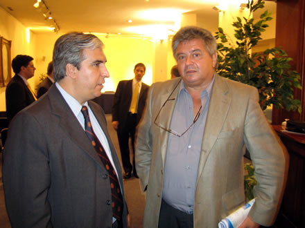 Gabriel Salvia y Ricardo Reilly, Ex Ministro de Trabajo de Uruguay. Más atrás, el Edil de Montevideo Fitzgerald Cantero y Hernán Alberro, Director de Programas de CADAL.