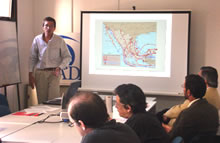 El Dr. Fernando J. Ruiz durante su exposición en la sede de CADAL