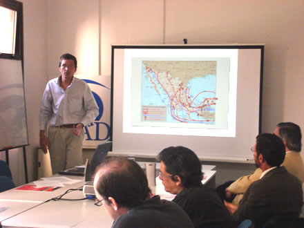 Fernando J. Ruiz durante su exposición en la sede de CADAL