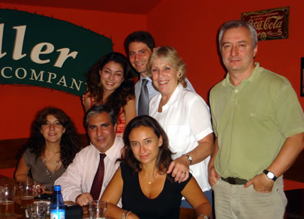 Parados: Daniella Ramírez (Coordinadora de Relaciones Institucionales en Chile), Hernán Alberro (Director de Programas), María Reviriego (Secretaria) y Sergio Casais (Webmaster); y sentados: Marisa Di Vitto (Administración y Finanzas), Gabriel Salvia (Presidente y Director General) y Emilce Grimi (Tesorera).