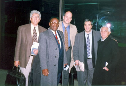 Angel de Fana, Eusebio Peñalver, Orlando Gutiérrez, Gabriel Salvia y Mario Chanes de Armas, en el aeroparque de Buenos Aires antes de partir a Montevideo, donde los "Plantados" continuarían su gira luego de brindar conferencias en la capital argentina y en Rosario.