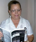 Laura Pollán lee libro sobre Las Damas de Blanco