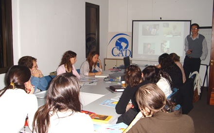 El Dr. Fernando Ruiz durante su exposición en la sede de CADAL