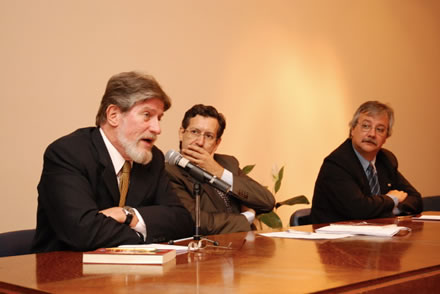 Ceferino Reato en abril de 2007 durante la presentación de su libro "Lula: la izquierda al divan" en Montevideo. En la foto junto a a Luis Hierro López, Ex Vicepresidente del Uruguay, y Enrique Pintado, Presidente de la Cámara de Diputados del Uruguay.