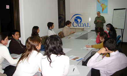 Carlos Sabino durante el seminario en la sede de CADAL