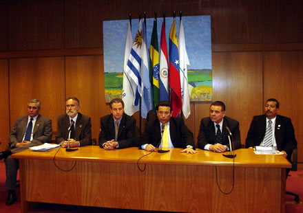 Conferencia de Prensa: (de izquierda a derecha) - Fabian Rios (Senador - Argentina) - Florisvaldo Rosinha (Diputado - Brasil) - Roberto Conde (Diputado - Uruguay) - Alfonso González Núñez (Senador - Paraguay) - Alfredo Atanasoff (Diputado - Argentina) - Saúl Ortega (Diputado - Venezuela).
