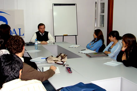 Fabián Calle en la sede de CADAL.