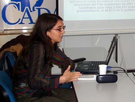 Noel Alonso Murray durante su exposición en la sede de CADAL