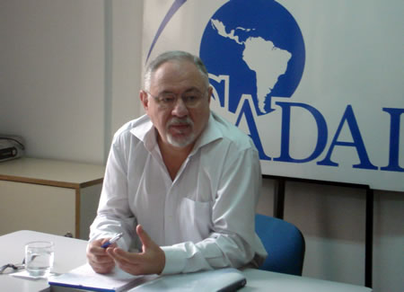 Bernardo Sorj en la sede de CADAL en Buenos Aires