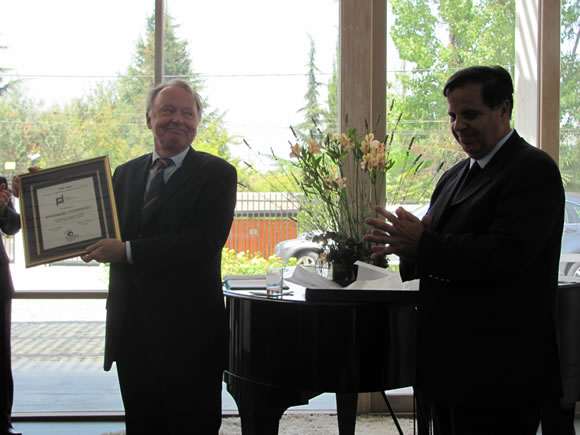 Ingemar Cederberg recibiendo la plaqueta del Premio a la Diplomacia Comprometida en Cuba 2009-2010