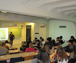 Charla sobre antisemitismo en la Universidad Católica