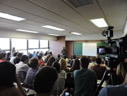 Presentaciones de Cuesta Morúa ante estudiantes universitarios