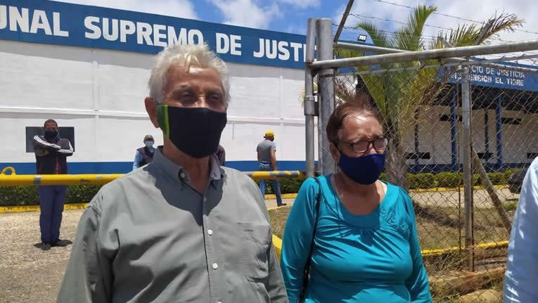 Reclamo por la escritora Milagros Mata-Gil y el periodista Juan Manuel Muñóz