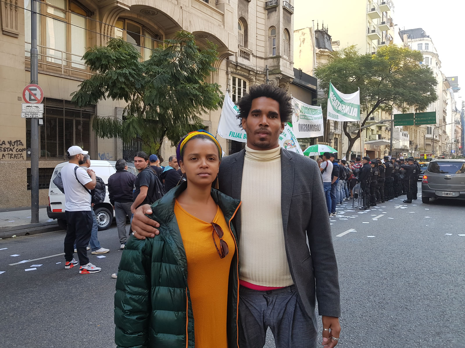 Otero Alcántara presenciando en la Avenida Callao cómo se ejerce libremente el derecho a la protesta en la Ciudad de Buenos Aires.