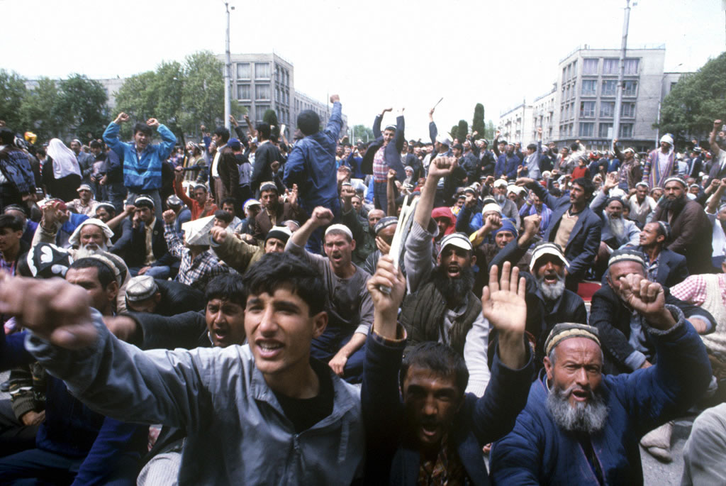 Una manifestación contra el gobierno en la plaza Shakhidon, Dushanbe, en mayo de 1992, al comienzo de la guerra civil.