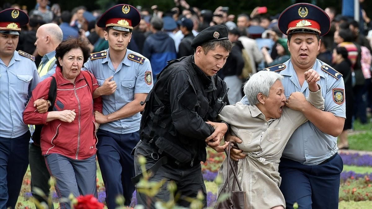 Policías detienen opositores durante las elecciones presidenciales Kazajistán