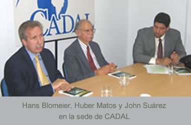 Hans Blomeier, Huber Matos y John Suarez.