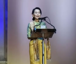 Aung San Suu Kyi en Praga / Septiembre de 2013