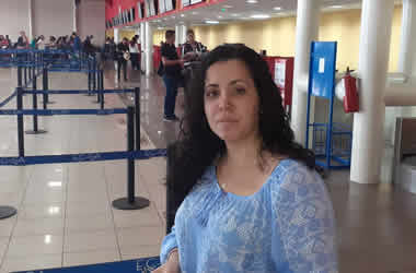 Camila Acosta en el aeropuerto José Martí de La Habana, Cuba