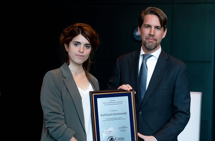 Bastiaan Engelhard recibió en La Haya el premio por su labor en Cuba