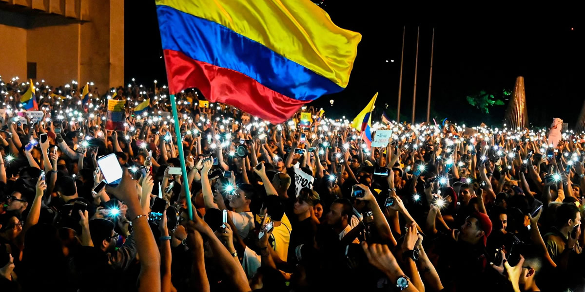 Mientras tanto Colombia también esta convulsionada