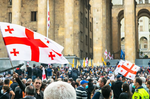 La renuncia del Primer Ministro extiende la crisis política en Georgia