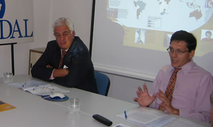 Emilio Cárdenas y Fernando Ruiz durante la presentación en la sede de CADAL