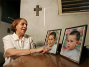 Hilda Molina junto a las fotos de sus nietos